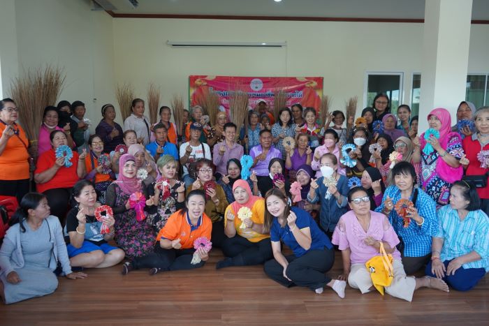 ราชมงคลสุวรรณภูมิ เปิดโลกใหม่ให้ผู้สูงอายุ! ฝึกทักษะการทำไม้กวาดแข็งและพับพวงมาลัย เสริมคุณภาพชีวิตอย่างยั่งยืน