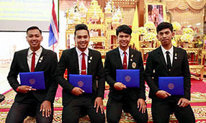 นศ. ม.ราชภัฏสุราษฎร์ธานี เข้ารับรางวัลความประพฤติดี ตอกย้ำแนวคิดผลิตบัณฑิตต้นแบบ สร้างปัญญา ศรัทธาความดี