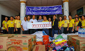 มหาวิทยาลัยนครพนม มอบของบริจาค 2 คันรถ ให้รองเจ้าแขวงคำม่วน ก่อนนำไปช่วยเหลือผู้ประสบอุทกภัยในพื้นที่ สปป.ลาว