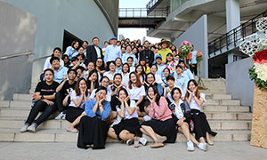 ประติมากรรมดอกไม้ “LIFE IS BEATIFUL”