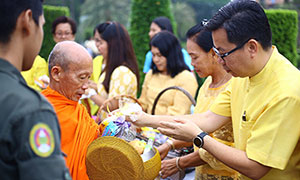 ชาว มรส.ร่วมใจตักบาตรถวายเป็นพระราชกุศล ครบ 2 ปี วันสวรรคต ร.9