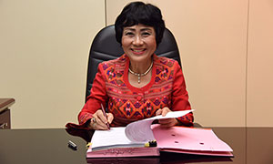 รองปลัดแรงงานหญิง ศักการะสิ่งศักดิ์สิทธิ์ เตรียมเข้ารับตำแหน่ง