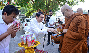 ม.มหาสารคาม ตักบาตรเทโวโรหณะ สืบทอดประเพณีสำคัญของพระพุทธศาสนา