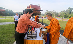 มรส.ร่วมสืบสานอนุรักศิลปะวัฒนธรรมไทย ส่งเสริม นักศึกษา บุคลากร ตักบาตรทุกเดือน