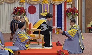 เจ้าชายอากิชิโนแห่งประเทศญี่ปุ่น ทรงรับการถวายปริญญาปรัชญาดุษฎีบัณฑิตกิตติมศักดิ์ สาขาวิชาชีววิทยา ของมหาวิทยาลัยมหาสารคาม