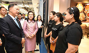 "บิ๊กอู๋" พบปะยุวแรงงานบิ๊กซีเอ็กซ์ตร้าพระราม 4 ปลื้ม เยาวชนตอบรับสมัครทำงานช่วงปิดเทอมคับคั่ง