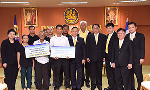 "บิ๊กอู๋" มอบเงินเยียวยาทายาท 2 ผู้เสียชีวิต กรณีเพลิงไหม้เซ็นทรัลเวิลด์ รวมกว่า 3.6 ล้านบาท พร้อมกำชับ สปส.ดูแลสิทธิประโยชน์ลูกจ้าง ทั้ง 15 ราย ที่ได้รับบาดเจ็บ