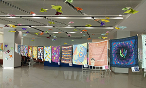 ไอเดียสุดชิค! “ปลิวลม Exhibition” ผลงานผ้าพันคอ นศ.สาขาการออกแบบกราฟิก คณะดิจิทัลมีเดีย ม.ศรีปทุม
