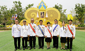 อธิการบดี มทร.ล้านนาและคณะผู้บริหาร ร่วมพิธีถวายราชสักการะ เบื้องหน้าพระบรมฉายาลักษณ์พระบาทสมเด็จพระวชิรเกล้าเจ้าอยู่หัว ในพิธีถวายพระพรชัยมงคล ณ สนามด้านหน้าศูนย์ราชการจังหวัดเชียงใหม่