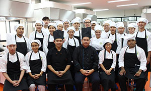 กพร. ตลุยครัวไทยใต้ อะเมซิ่งเมือง&ldquo;ตรัง&rdquo;&nbsp;กพร.เดินหน้าเต็มสูบ เมืองตรังประกาศติว คนครัวบนเรือ ร่วมขับเคลื่อนนโยบายครัวไทย สู่ครัวโลก