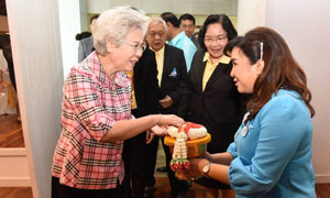 สมาคมคนของแผ่นดินร่วมกับวิทยาลัยในเครือไทย - เทค มอบเกียรติบัตรแก่แม่ตัวอย่าง ปี 2562