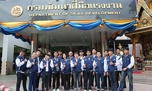 ก.แรงงาน นำเยาวชนทำบุญเสริมสิริมงคล ก่อนสู้ศึกเวทีระดับโลก