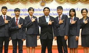 ทีมนศ.สารพัดช่างเพชรบูรณ์ผุดแผนธุรกิจ“ผลิต-จำหน่ายถ่านอัดแท่งจากเปลือกมะขามผสมสารเคโรซีน” ไร้ควัน ไร้กลิ่น