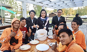 รองปลัด ก.แรงงาน พร้อมอธิบดี กกจ.เยี่ยมคนงานเก็บผลไม้ป่าที่ฟินแลนด์ ย้ำ ! ดูแลรักษาผลประโยชน์คนงานไทย