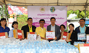 ที่ปรึกษา รมว.แรงงาน ลงพื้นที่มอบสิ่งของช่วยผู้ประสบอุทกภัย จ.พิจิตร
