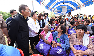 &lsquo;หม่อมเต่า&rsquo;ลงพื้นที่มอบถุงยังชีพช่วยผู้ประสบอุทกภัย จ.ร้อยเอ็ด