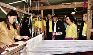 รมว.แรงงานลงพื้นที่เมืองเชียงราย เยี่ยมกลุ่มรับงานไปทำที่บ้าน กลุ่มทอผ้าพื้นเมืองบ้านสันหลวงใต้ ที่ได้รับการสนับสนุนจากสำนักงานจัดหางานจังหวัดเชียงราย กรมการจัดหางาน
