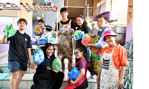 มทร.ธัญบุรี “ทำด้วยมือ ส่งมอบด้วยใจ หมวกมัดย้อมเพื่อผู้ป่วยมะเร็ง”