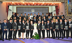 หม่อมเต่า มอบเงินแสน แก่แรงงานไทยที่กลับจากญี่ปุ่น