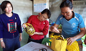 กรมการจัดหางาน เดินหน้าสร้างอาชีพ เสริมรายได้กลุ่มรับงานไปทำที่บ้าน กลุ่มจักสานชะลอมใส่ไหเหล้าอุ ที่บ้านกอก จ.นครพนม