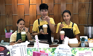 ร้านกาแฟ ม.พะเยา ผุดไอเดีย ใช้หูหิ้วไม้ไผ่ ลดการใช้พลาสติกในมหาวิทยาลัย