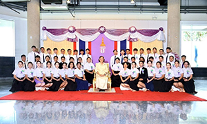มรส.ปลื้มปิติ สมเด็จพระกนิษฐาธิราชเจ้า กรมสมเด็จพระเทพรัตนราชสุดาฯ ทรงดนตรีร่วมกับ นศ.