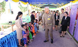 ม.พะเยา ร่วมต้อนรับ องคมนตรีพร้อมคณะ และมอบอุปกรณ์สื่อการเรียนการสอนให้กับโรงเรียนบ้านสันติสุข อ.ปง จ.พะเยา