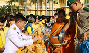 เลขาธิการ กศน. ร่วมพิธีทำบุญตักบาตร เนื่องในวันพ่อแห่งชาติ