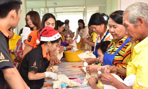 มทร.ธัญบุรีจับมืออบต.บึงบา มอบสุข ส่งท้ายปี อบรมมัดย้อมผู้สูงอายุ