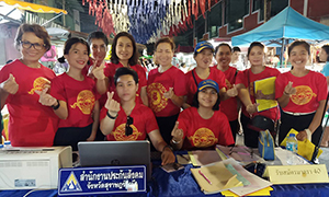 ประกันสังคมสุราษฎร์ฯ บุกตลาดศาลเจ้าช่วงตรุษจีน มอบอั่งเปาสิทธิประโยชน์ ม.40