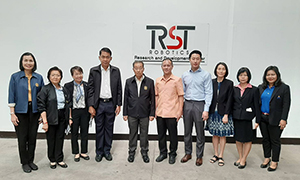 &lsquo;หม่อมเต่า&rsquo;เยี่ยมศูนย์เรียนรู้หุ่นยนต์แขนกล ฝึกฝีมือคนอุบลฯ ตอบโจทย์ "ไทยแลนด์ 4.0"