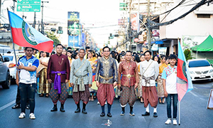 มรส.ร่วมแต่งกายชุดไทยย้อนยุค ร่วมงานของดีเมืองสุราษฎร์และกาชาด 63