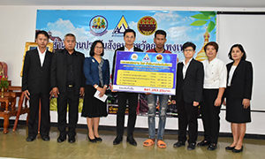 หม่อมราชวงศ์จัตุมงคล (หม่อมเต่า) รมว.แรงงาน มอบหมาย รศ.ดร.จักษ์ พันธ์ชูเพชร ที่ปรึกษา รมว.แรงงาน ลงพื้นที่ จ.กำแพงเพชร ช่วยเหลือทายาทแรงงานต่างด้าวเสียชีวิตเหตุเพลิงไหม้เครื่องจักร