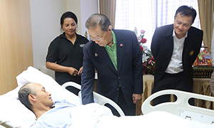 หม่อมเต่า ห่วงใย เดินทางเยี่ยมลูกจ้างบาดเจ็บจากการทำงาน และร่วมงานพระราชทานเพลิงศพ ครอบครัว 3 พ่อแม่ลูก จากเหตุกราดยิง