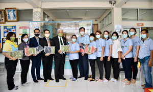อาชีวะห่วงใยพระภิกษุและผู้สูงวัย มอบหน้ากากอนามัยแบบผ้าป้องกันcovid-19