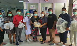 มรส. ส่งต่อน้ำใจมอบอาหารและขนมให้จุดคัดกรอ COVID 19 อ.เกาะสมุย