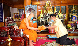 อธิการบดี ม.มหาสารคามเป็นตัวแทนชาว มมส เข้าวัดทำบุญ วันวิสาขบูชา 2563