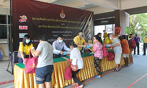 ราชมงคลสุวรรณภูมิ มอบชุดถุงยังชีพ