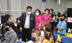 หม่อมเต่า เร่งรัดประกันสังคมจ่ายเงินว่างงานจากเหตุสุดวิสัยจังหวัดชลบุรี