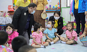 ก.แรงงาน-พม. มอบสิ่งของและอุปกรณ์ที่จำเป็นแก่ศูนย์เด็กเล็กฯ สมุทรปราการ