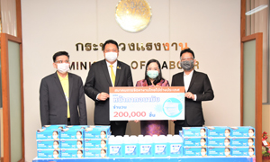 รมว.แรงงาน รับมอบหน้ากากอนามัยจากสมาคมจัดหางานไทยไปต่างประเทศ สู้ภัยโควิด - 19