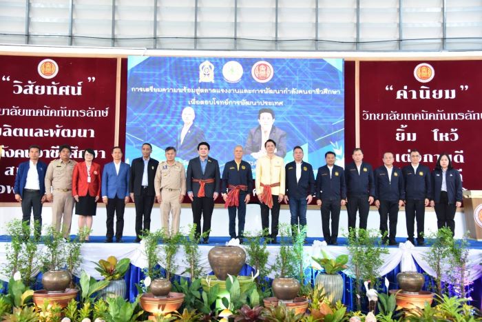 รมว.แรงงาน“พิพัฒน์”เยือนถิ่นอีสาน นำทัพกระทรวงแรงงานพบชาวศรีษะเกษ เตรียมความพร้อมสู่ตลาดแรงงาน ส่งเสริมอาชีพนอกระบบ ลดปัญหาการเคลื่อนย้ายแรงงาน
