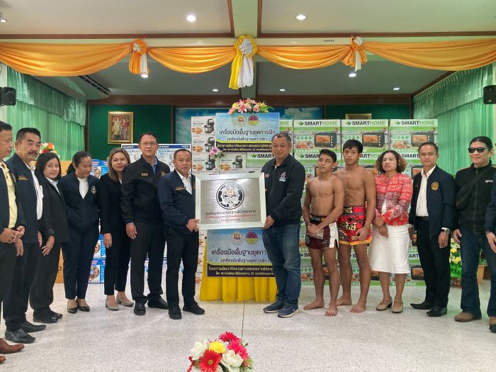 เลขานุการรัฐมนตรีฯ “อารี”ลงเมืองคอน มอบป้ายศูนย์ทดสอบมาตรฐานมวยไทย ชุดเครื่องมือทำกิน ดันอาชีพอิสระให้ชาวใต้