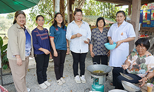 ราชมงคลสุวรรณภูมิ ลงพื้นที่ติดตามการพัฒนาผลิตภัณฑ์ข้าวเกรียบละมุด สู่การตลาดยั่งยืน