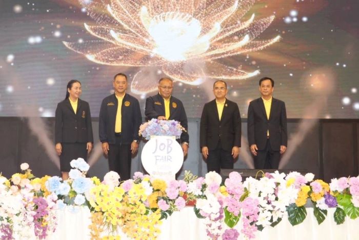 กระทรวงแรงงาน ยกทัพ 50 บริษัทชั้นนำ เปิดกว่า 5,000 อัตรา ในงาน “JOB FAIR 2025 @ปทุมธานี” สานฝันคนหางาน สู่เศรษฐกิจดิจิทัล