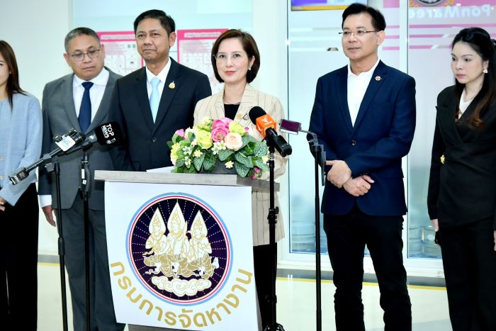 &ldquo;ตรีนุช&rdquo; รมว.แรงงาน มอบใบอนุญาตทำงานนักธุรกิจต่างชาติ ย้ำ E-WorkPermit ตอบโจทย์แรงงานต่างด้าว สะดวก โปร่งใส ตรวจสอบได้