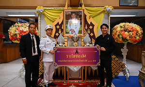 มทร.ล้านนา ตาก ผนึกกำลัง 2 ชุมชน รักษาแชมป์ คว้าถ้วยพระราชทานพระบาทสมเด็จพระเจ้าอยู่หัว การแข่งขันลอยกระทงสายไหลประทีป 1000 ดวง 2 สมัยซ้อน