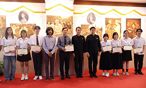 ผลงานนักศึกษาศิลปกรรม มทร.ล้านนา ถ่ายทอดความงดงามผ่านพู่กัน &nbsp;&ldquo;ใต้ร่มพระบาทบารมี พระพันปีหลวง&rdquo; &nbsp;ณ ศาลากลางจังหวัดเชียงใหม่