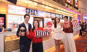 เมเจอร์ ซีนีเพล็กซ์ กรุ้ป จับมือ เบอร์ดี้ เขย่าตลาดขนมขบเคี้ยวในโรงหนัง  สร้างประสบการณ์รูปแบบใหม่ผ่าน &ldquo;Birdy Popcorn&rdquo; ป๊อปคอร์นรสกาแฟ ครั้งแรกในไทย  เอาใจคอกาแฟและป๊อปคอร์นเลิฟเวอร์ ด้วยความอร่อย หอม กลมกล่อม ไม่เหมือนใคร