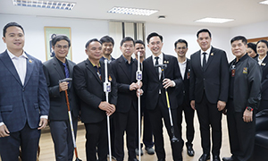 นักวิจัย มทร.ล้านนา ลำปาง ร่วมส่งมอบ &ldquo;ไม้เท้าพลิกชีวิต&rdquo; นวัตกรรมเตือนภัยไฟฟ้ารั่วในน้ำ ณ ทำเนียบรัฐบาล